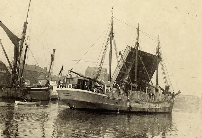 Mootorlaev Oskar Pärnus. 1930. aastate lõpp.