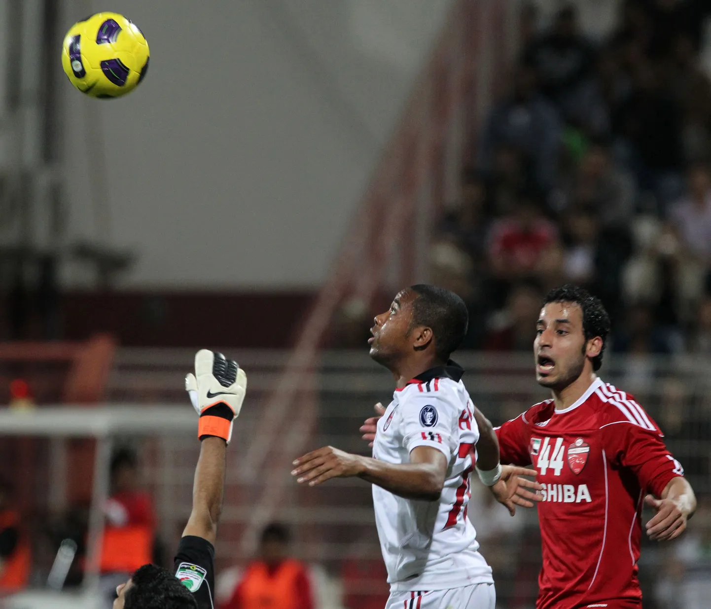 Robinho (keskel).