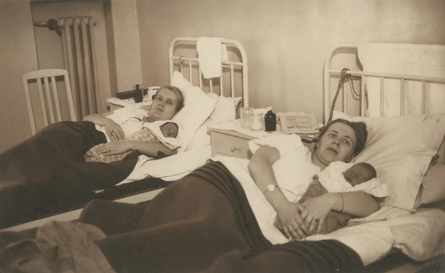 Eesti emad vastsündinud beebidega 1930ndatel.