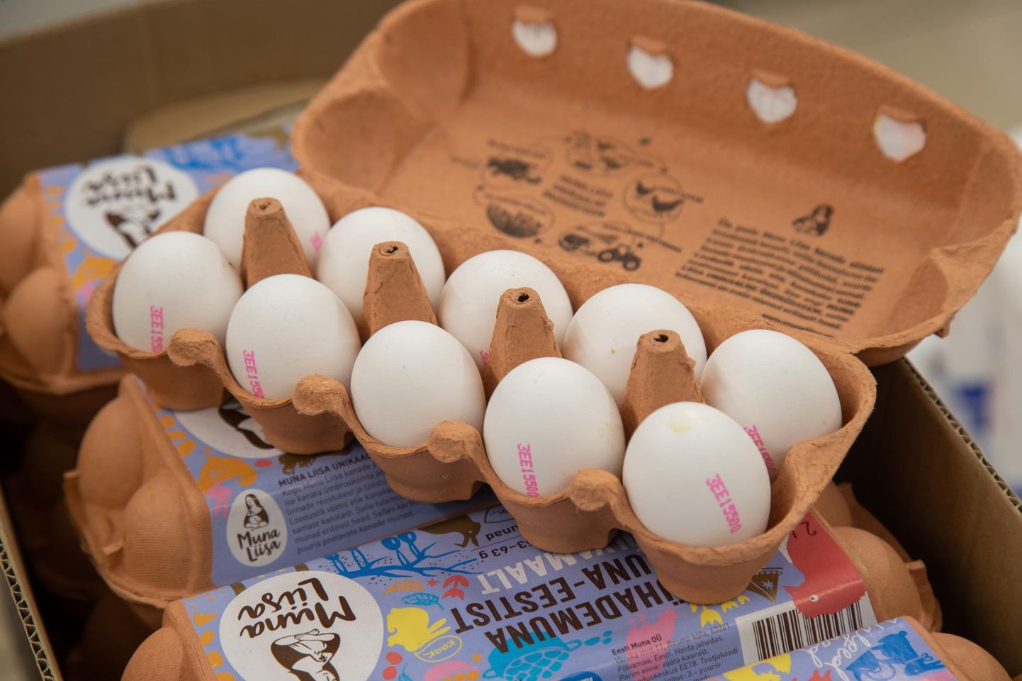 Lihavõtete ajal on populaarne munade värvimine, mistõttu eelistavad tarbijad osta valgeid kanamune.