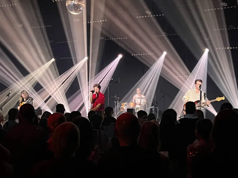 "Sudden Lights" koncertē Tallinas Mūzikas nedēļas programmā Fon Krāla teātrī Telliskivi radošajā kvartālā.
