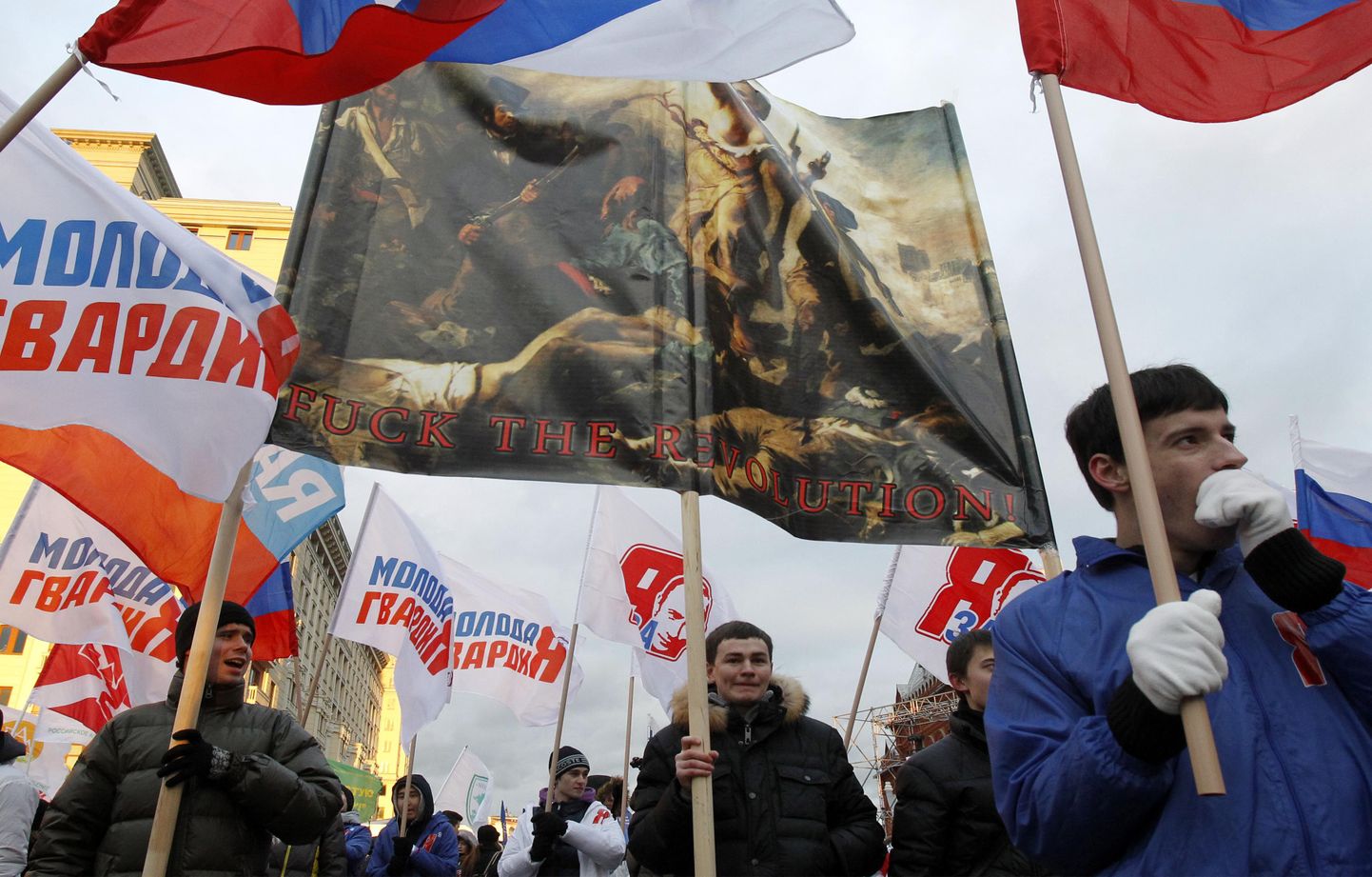 Lippe ja plakateid hoidvad Kremli-meelsed aktivistid eile Moskva kesklinnas Ühtsele Venemaale toetust avaldamas. Kesksel kohal repro Eugène Delacroix’ maalist «Vabadus viib rahva barrikaadidele», mida on täiendatud kirjaga «Kuradile see revolutsioon!».