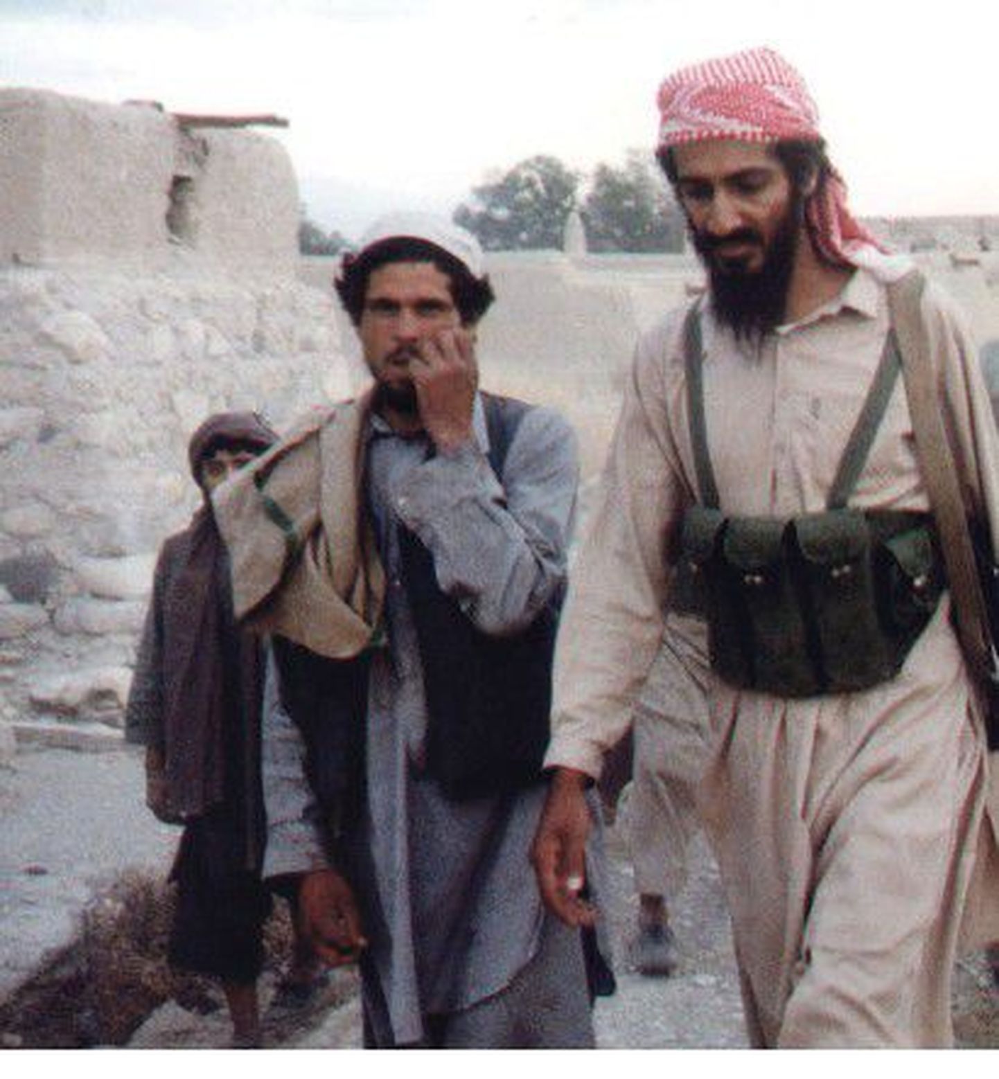 21. sajandi alguses islamismi vapiloomaks tõusnud Osama bin Laden 1989. aastal jalutuskäigul Jalalabadis.