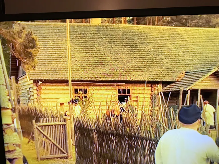Turvakaamera (vasakul maja katuse all) filmis «Johannes Pääsukese tõeline elu».