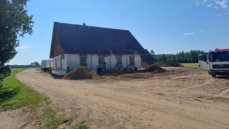 Kunagine Naadi kõrts Võru–Valga maantee kõrval saab Kangsti külakeskusena tasapisi elu jälle sisse.