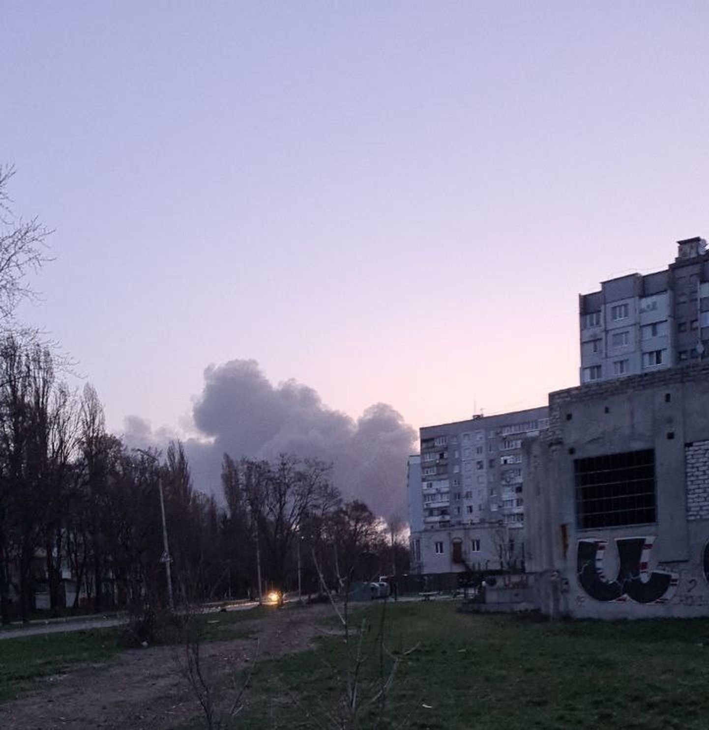 Krementšuki tehasest tõusev suits pärast raketirünnakut.