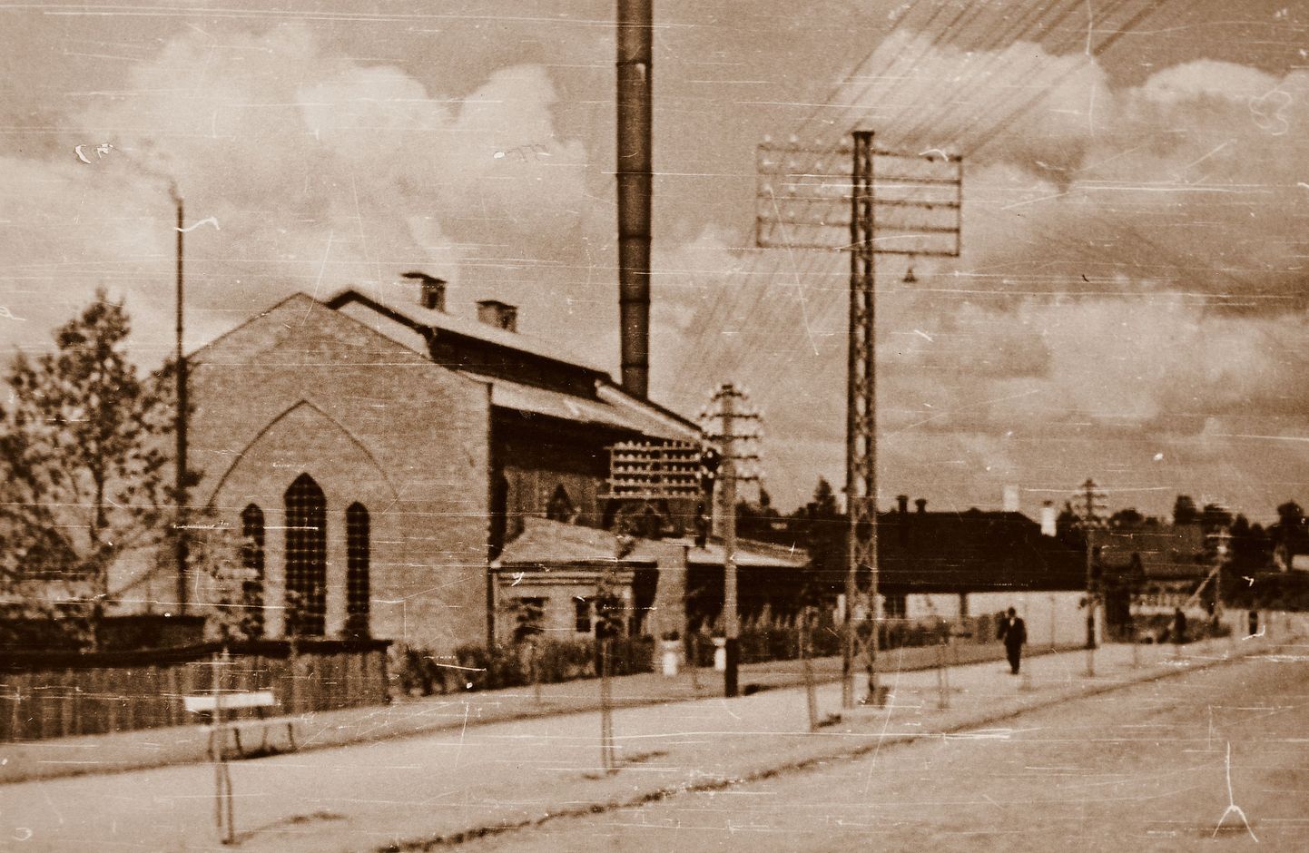 Elektrijaama esimese korstna ehitas Taani firma ning selle kõrgus oli 42,25 meetrit. Valga elektrijaamast suurt midagi alles ei ole. Praeguseks säilinud ruumides tegutseb AS Biltex.