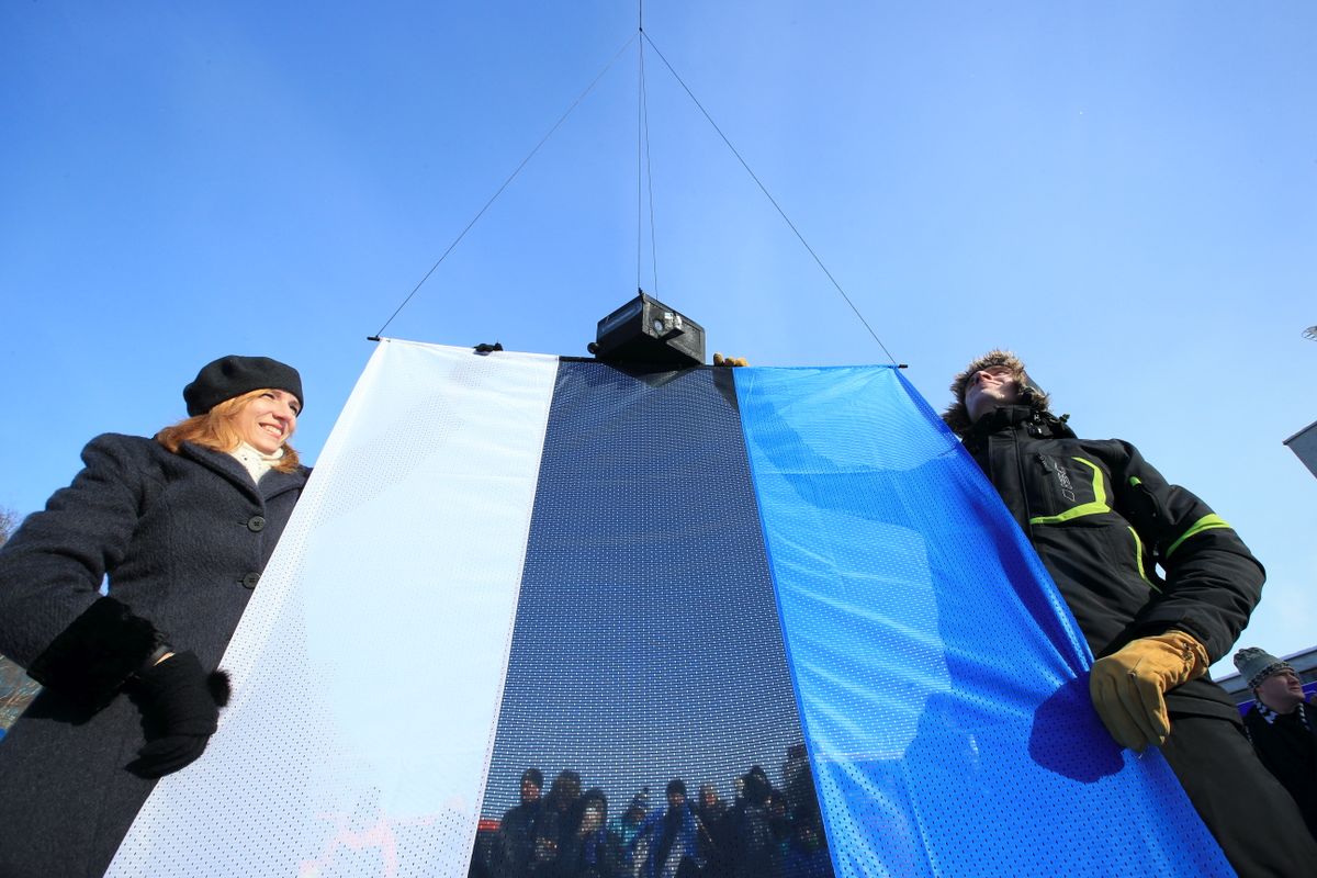 Teaduskeskus Ahhaa heiskas 24. veebruaril vabariigi aastapäeva auks Eesti kõrgeima lipu. Pildil Ahhaa juhatuse esimees Andres Juur ja juhatuse liige Pilvi Kolk.
