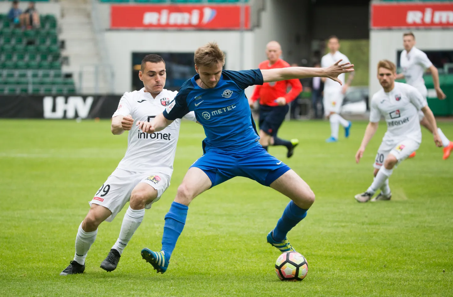 Jalgpalli karikafinaal: Infonet vs Tartu Tammeka. Albert Prosa (vasakul) võitluses Jürgen Lorenziga.