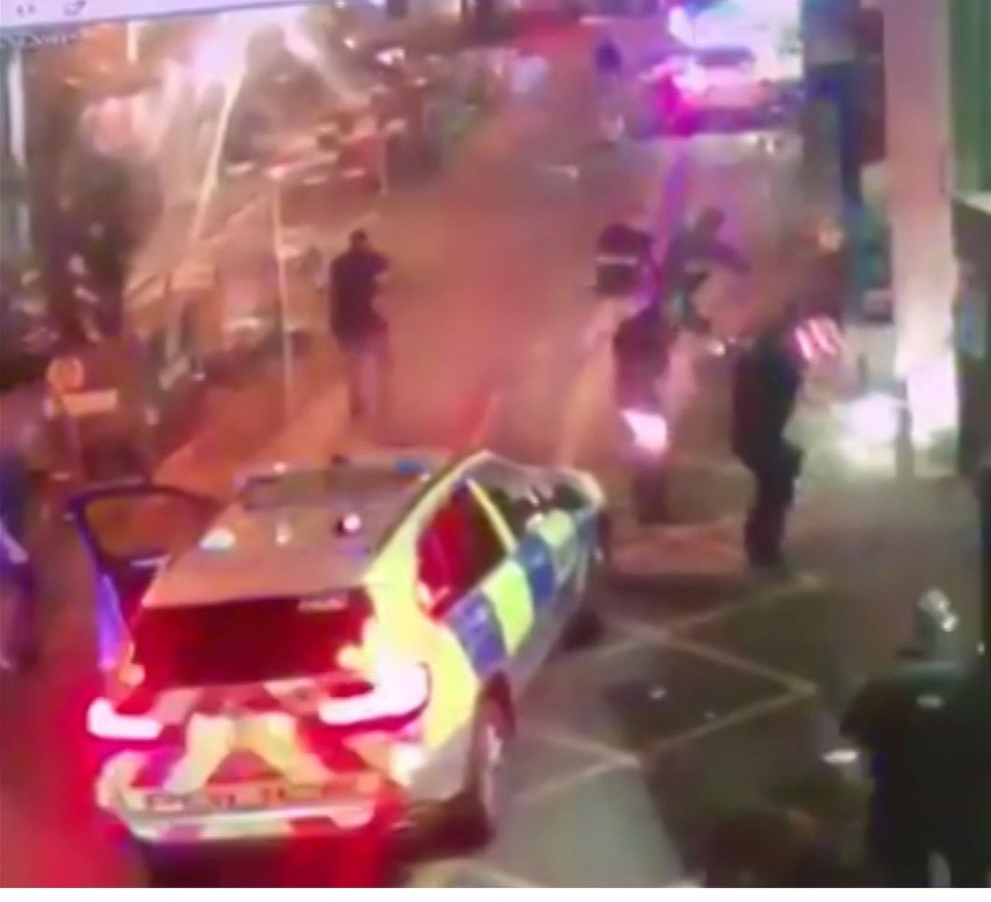 Dramaatilised kaadrid terrorirünnakust Londonis, Borough Marketil enne politsei saabumist.
