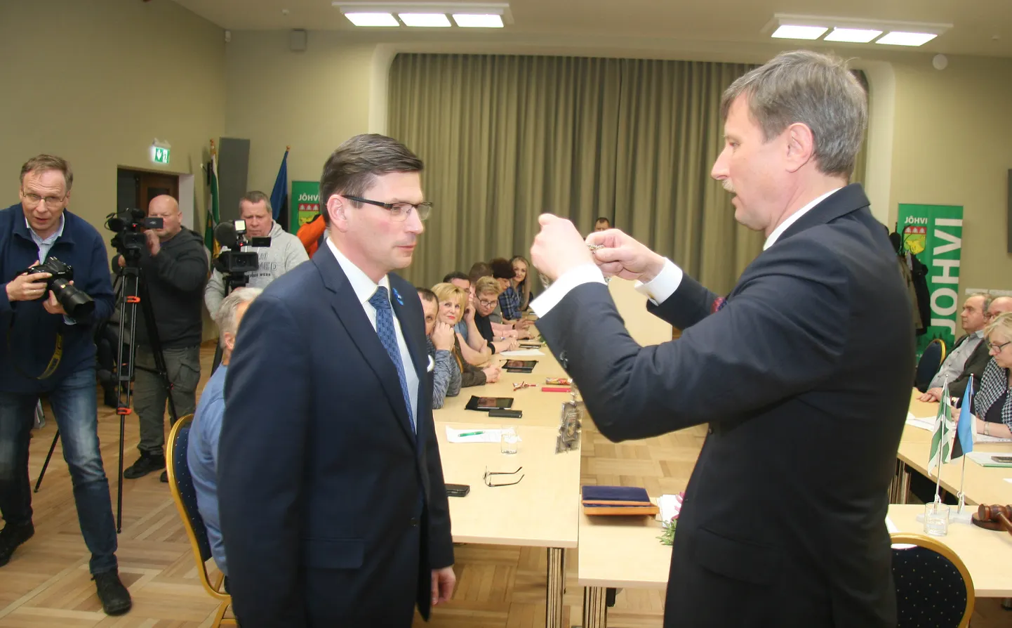 Должностную цепь новому волостному старейшине повесил на грудь председатель волостного собрания Эдуард Эаст.