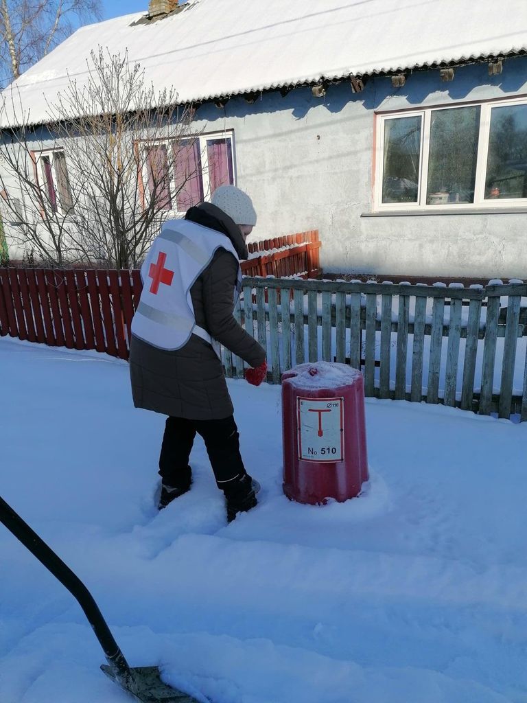 12 Punase Risti seltsi vabatahtlikku vaatas üle kaevas täna lume seest välja ligemale 130 tuletõrje hüdranti Paikusel, Sindis ja Tammistes ning eile 50 hüdranti Pärnus.
