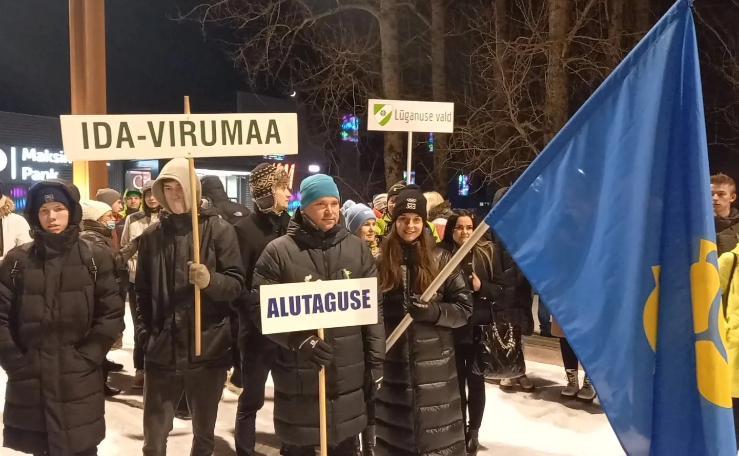 Месяц назад лыжный тренер и алутагузеский волостной спортивный руководитель Тимо Юурсалу и лыжница Авели Уусталу участвовали в церемонии открытия Олимпиады в Пекине. В эту субботу они пришли под флагом Алутагузеской волости на церемонию открытия Эстонских зимних игр в Йыхви.