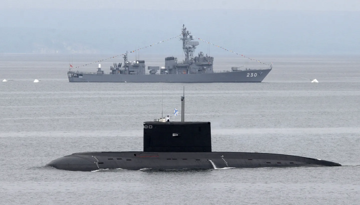 Российская дизельная подлодка на праздновании Дня ВМФ во Владивостоке. На заднем плане - японский эсминец.Фото иллюстративное