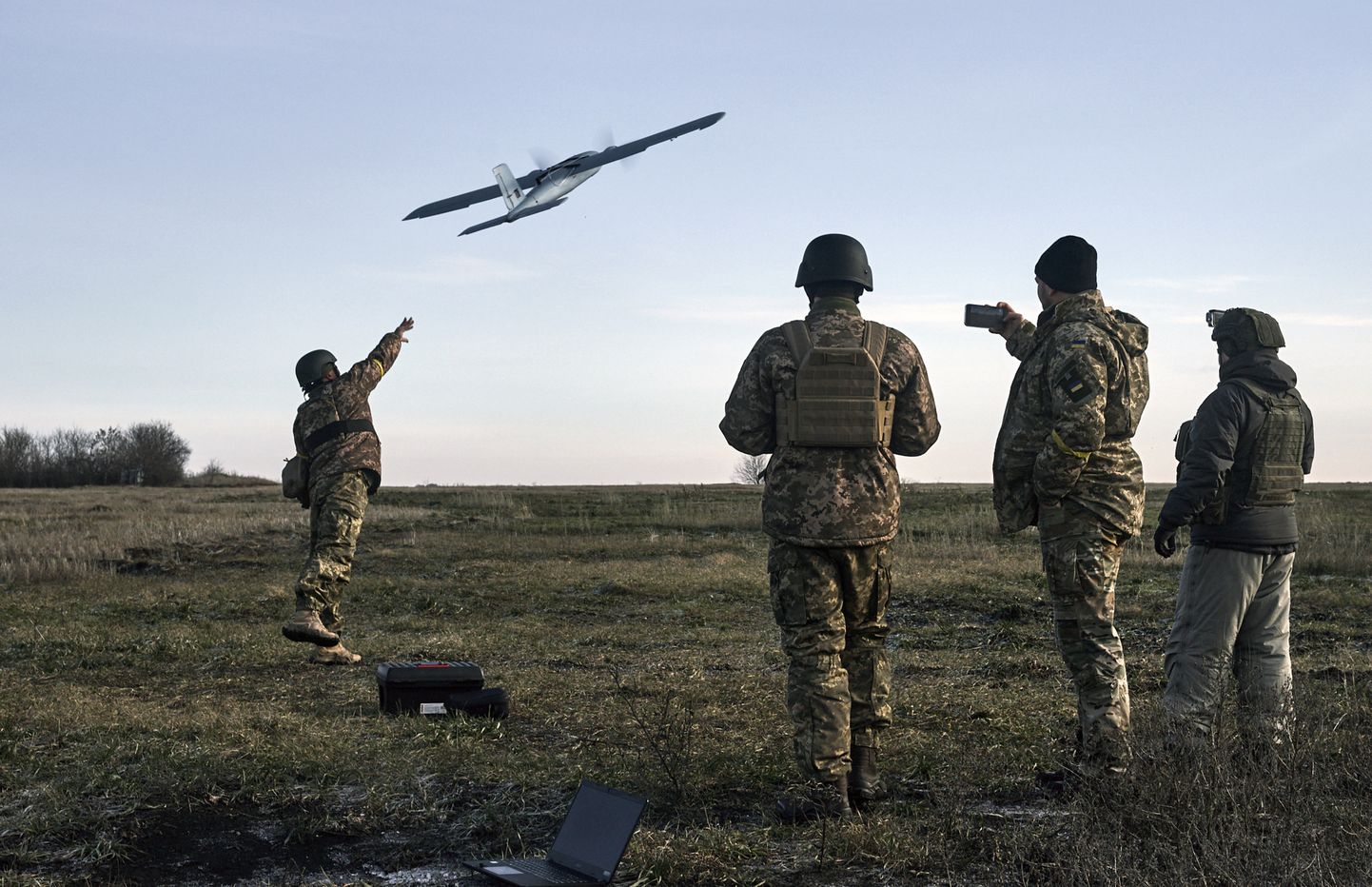 Ukraina sõdurid lennutamas drooni Vene positsioonide suunas Bahmuti lähistel.