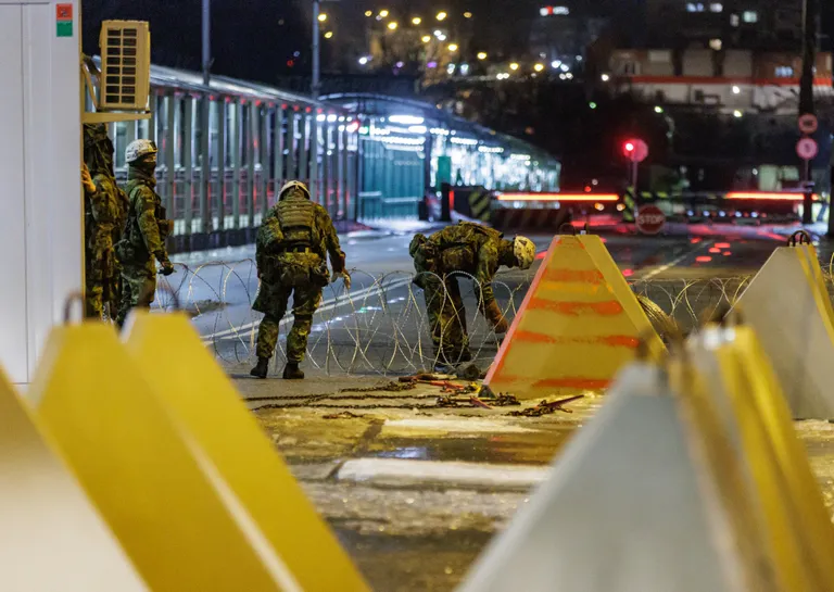 Военные устанавливают заграждения на Нарвском мосту. 31 января 2024.