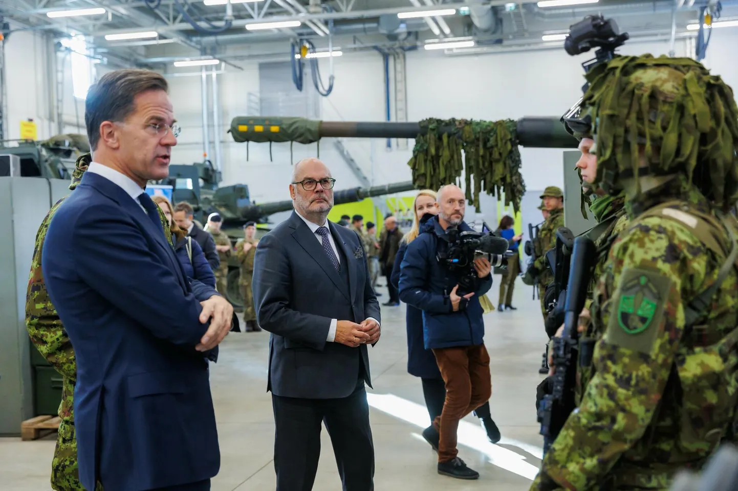 NATO peasekretär Mark Rutte ja Eesti president Alar Karis 23. oktoobril Tapa sõjaväelinnakus.