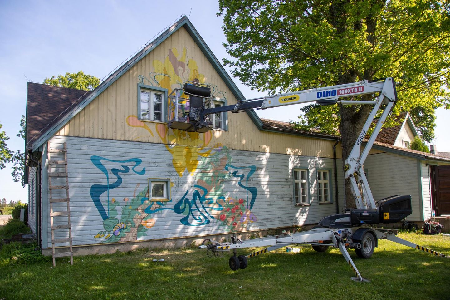 Maikki Rantala alustas Puiatu rahvamaja seinale maalimist laupäeval.