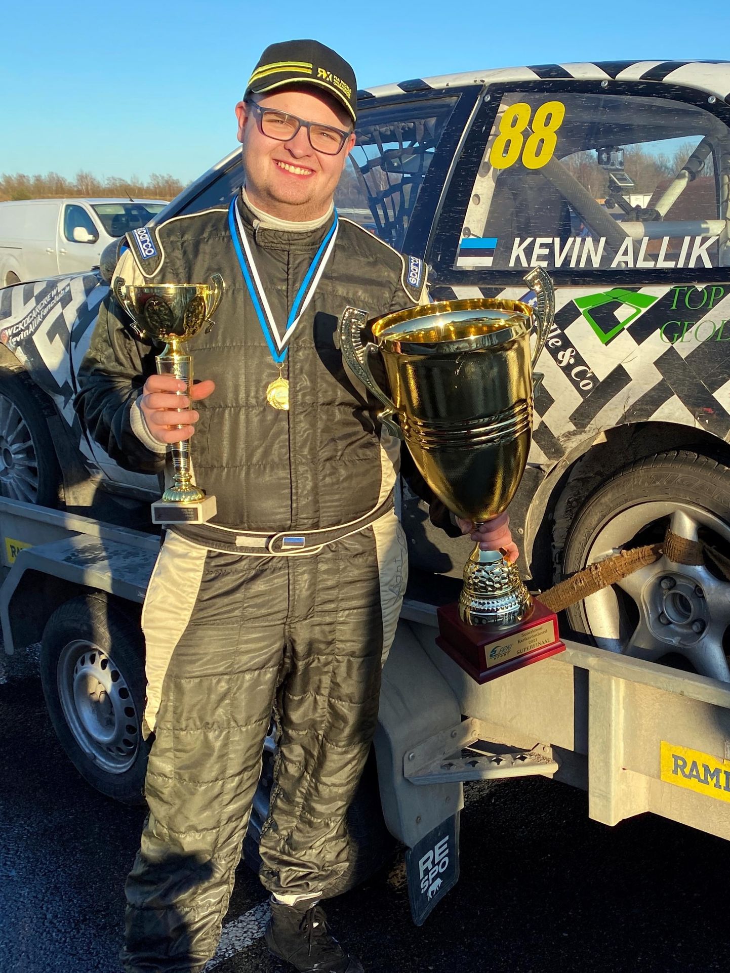Kevin Allik võttis Audru ringrajal peetud Eesti superkrossi karikavõistluste teiselt etapilt maksimumi: ta võitis kvalifikatsiooni, finaali ja ka superfinaali.