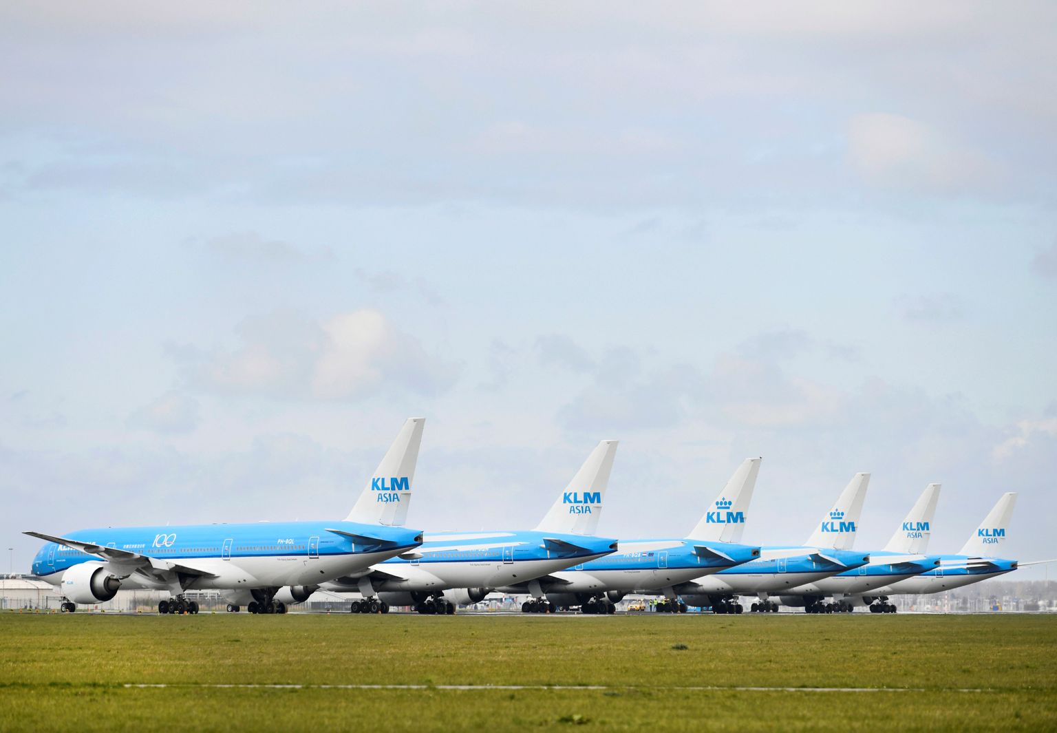 Hollandi lennufirma KLM lennukid parkisid koroonakriisi haripunktis Amsterdami Schipholi rahvusvahelise lennujaama lennuväljal.