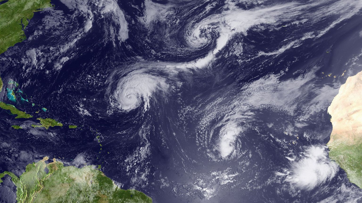 Orkaan Earl ohustab Kariibi mere idaosa saari