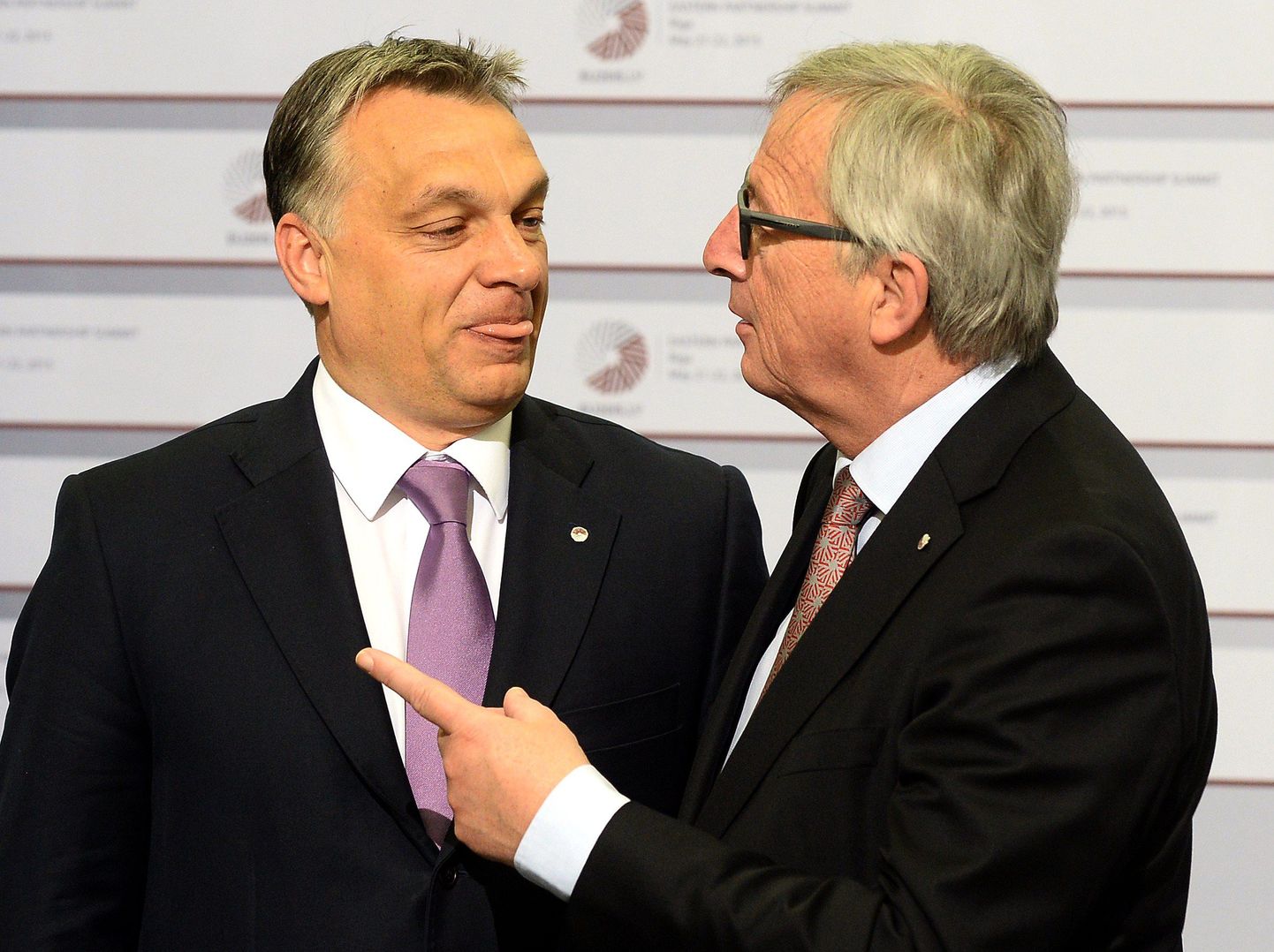 Euroopa Komisjoni juht Jean-Claude Juncker (paremal) Ungari peaministrit Viktor Orbánit Riias tervitamas.