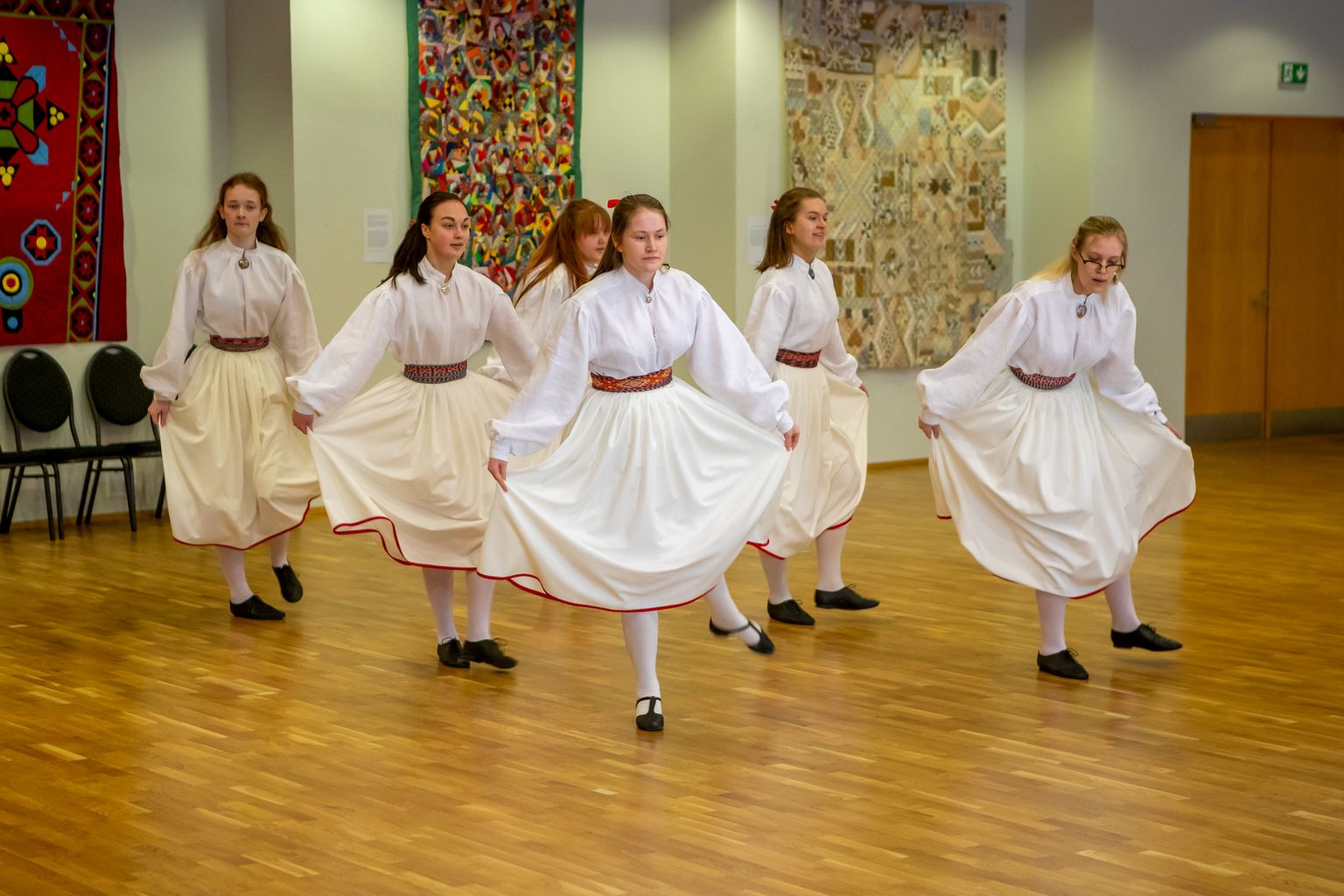 Saaremaa gümnaasiumi neiduderühm "Sokipöisel".