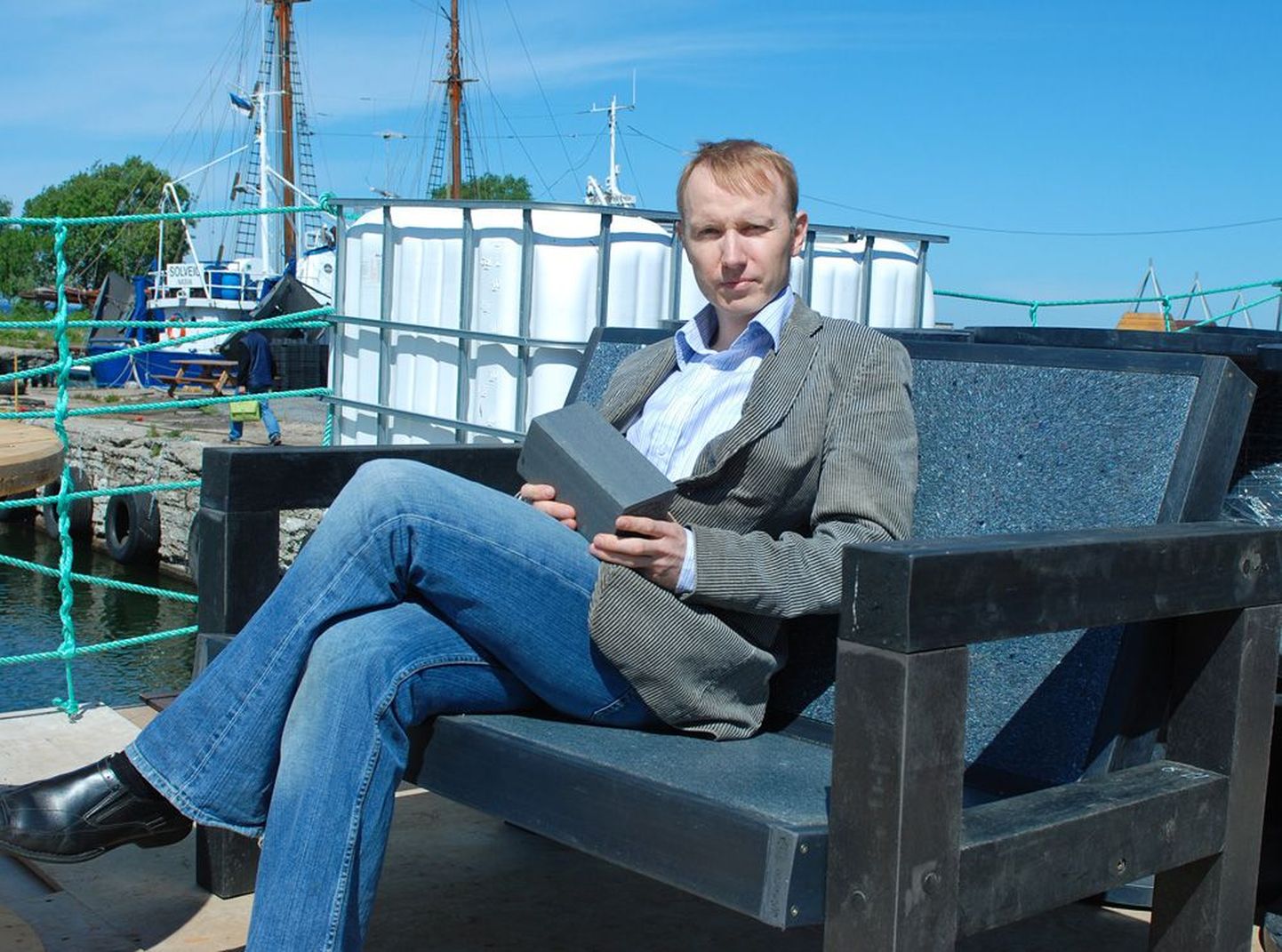 Rexest Grupi juhatuse liige Aarne Saareväli istub toolil, mis on valmistatud ümbertöötatud plastikjäätmetest.