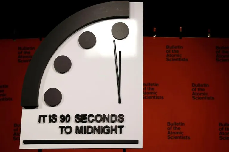 Символические Часы Судного дня — проект ядерных ученых Чикагского университета, предупреждающий об опасности ядерного апокалипсиса. Сейчас на них — 90 секунд до полуночи