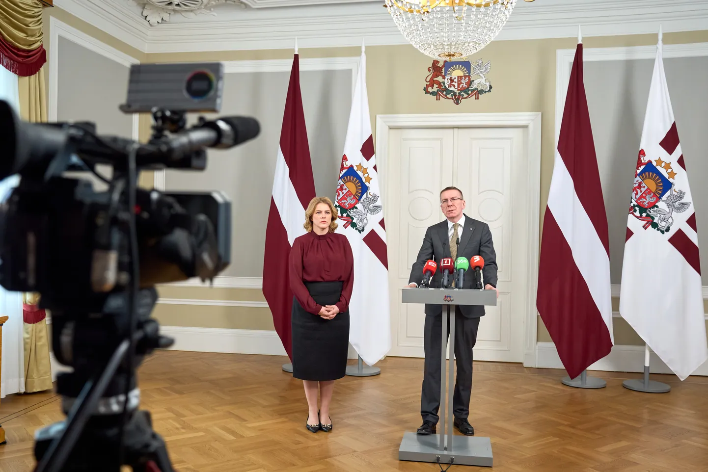 Valsts prezidents Edgars Rinkēvičs tikšanās laikā ar Ministru prezidenti Eviku Siliņu Rīgas pilī.