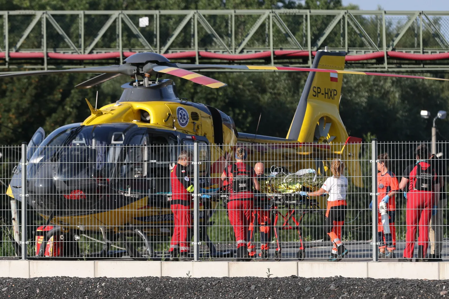 Vigastatud kaevuri transportimine kiirabi helikopterisse.