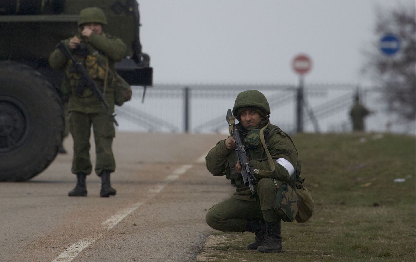 Relvastatud isikud Krimmis asuva lennujaama lähedal