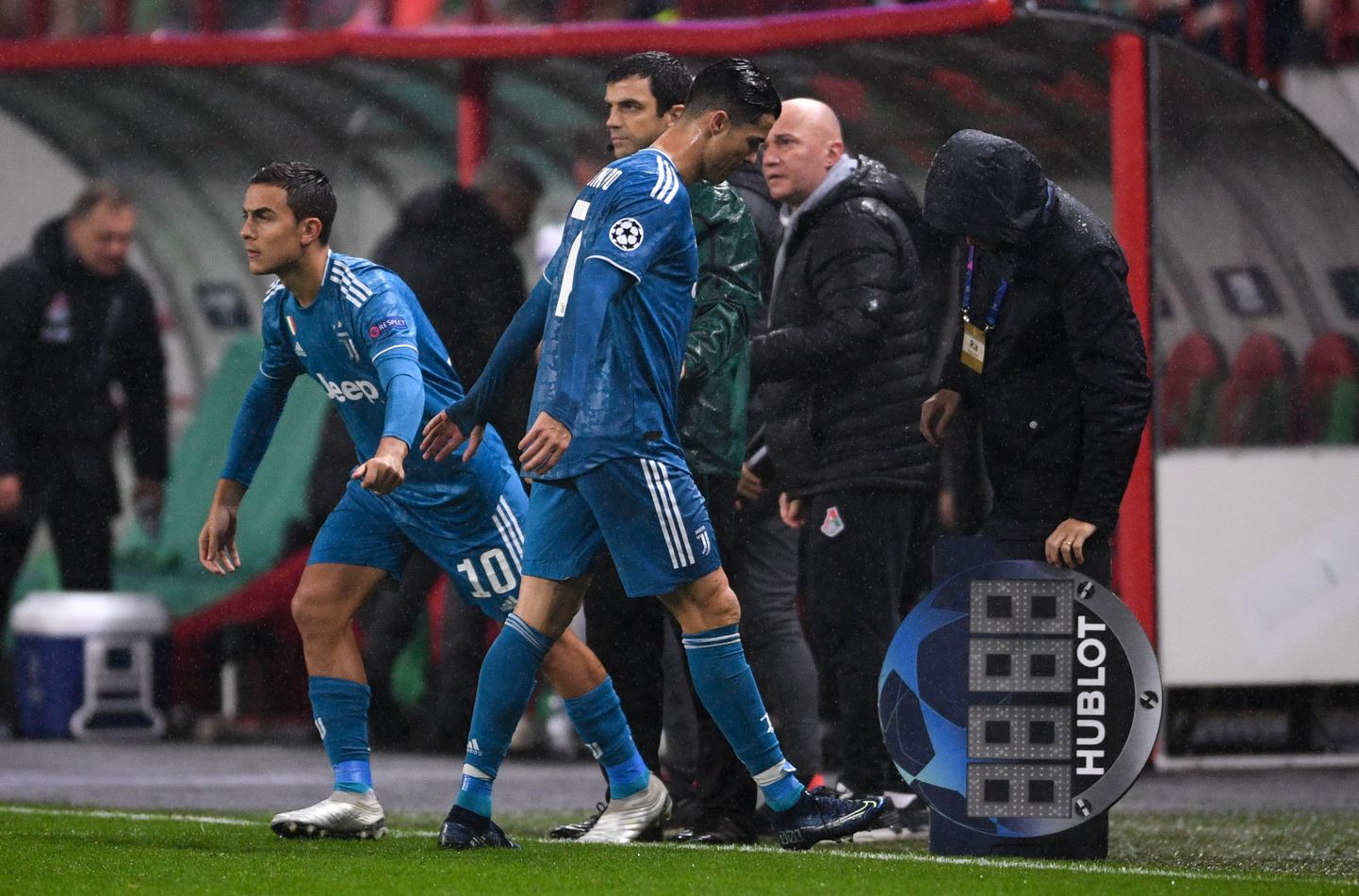 Cristiano Ronaldo kõnnib riietusruumi.