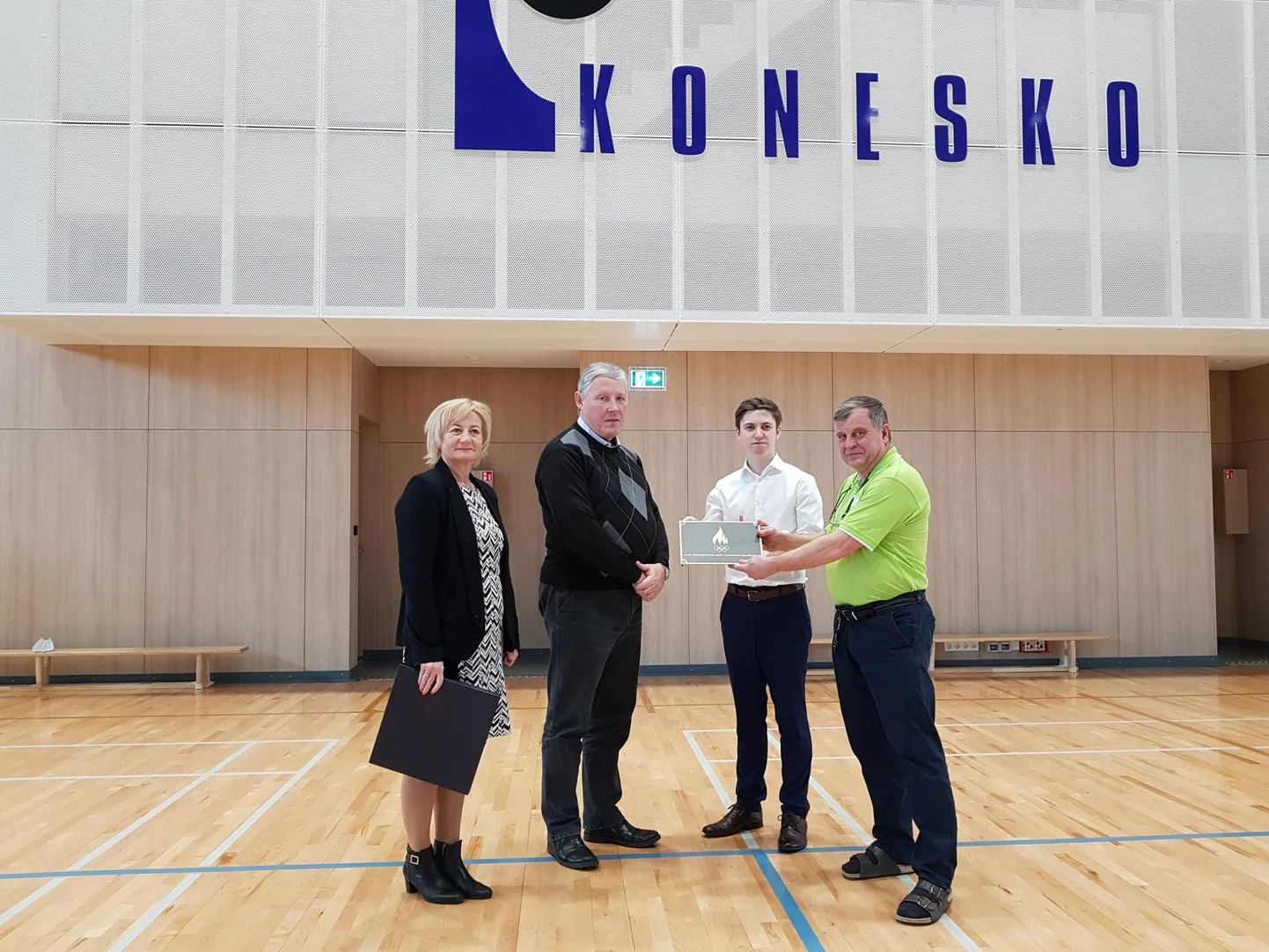 Järvamaa spordiliidu tegevjuht Piret Maaring ja EOK taristukomisjoni liige Erich Petrovits andsid Türi abivallavanemale Elar Niglasele ja spordiklubide liidu juhatajale Paul Poopuule kätte seinaplaadi, millega EOK Konesko spordihoonet tunnustab.
