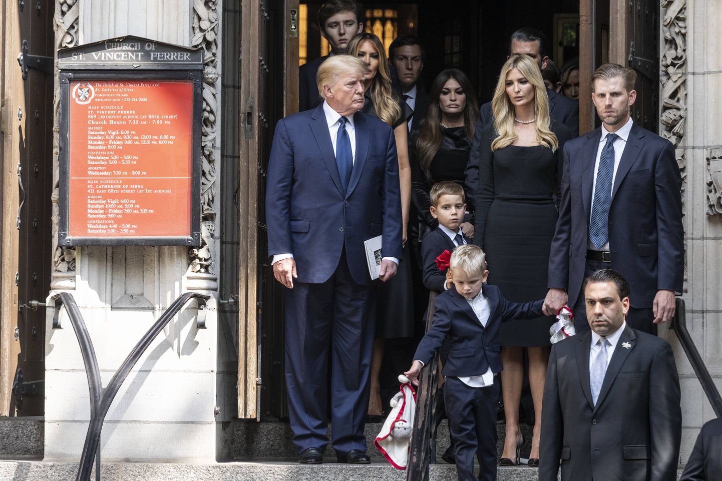 Дональд Трамп с семьей на похоронах первой жены Иваны Трамп.