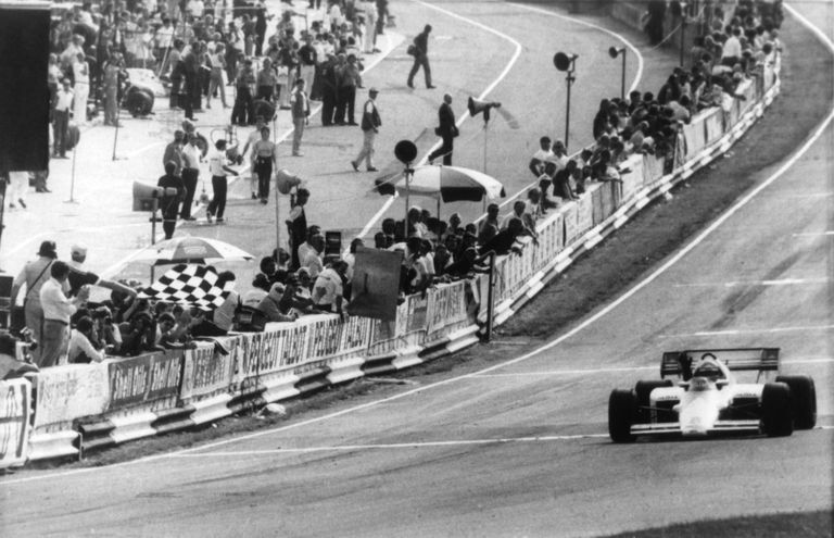 Niki Lauda kihutas 1984. aastal maailmameistriks nii, et ei startinud ainsalegi etapile parimalt kohalt. Fotol võidutseb austerlane tolleaastasel Suurbritannia etapil.