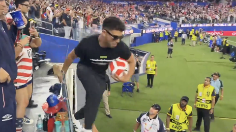 VIDEO: Is this the world's worst pitch invader?