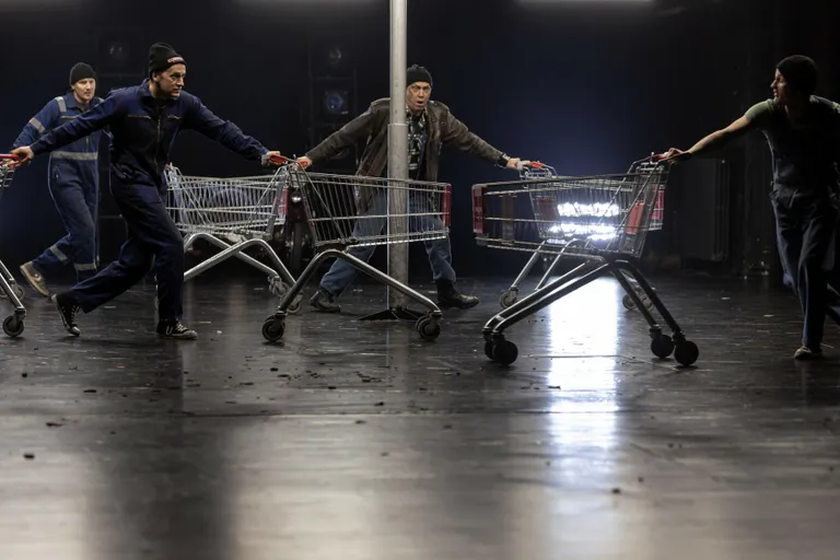 «Tund enne päikesetõusu» Eesti Draamateatris. Tants ostukärudega.