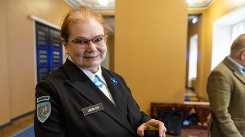 GALERII ⟩ Naiskodukaitse kogus riigikogus sinililletoodete müügiga annetusi