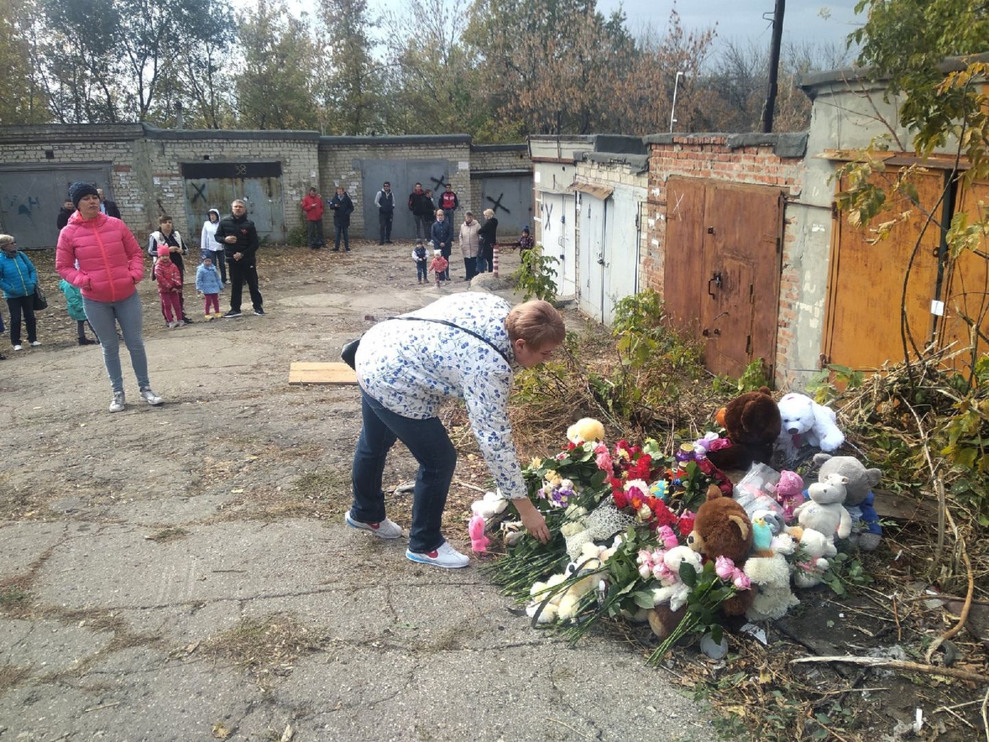 Жители Саратова несут цветы и игрушки к месту, где нашли тело девятилетней девочки.