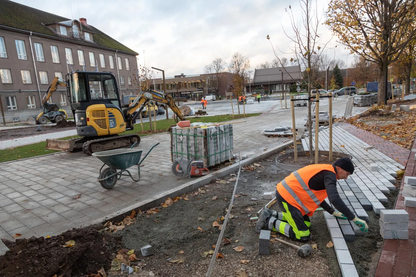 Ehitajatel on Vabaduse platsil käsil viimased tööd. Pühapäeva hommikuks peab plats olema valmis ning seal tuleb esimene rahvarohke üritus.