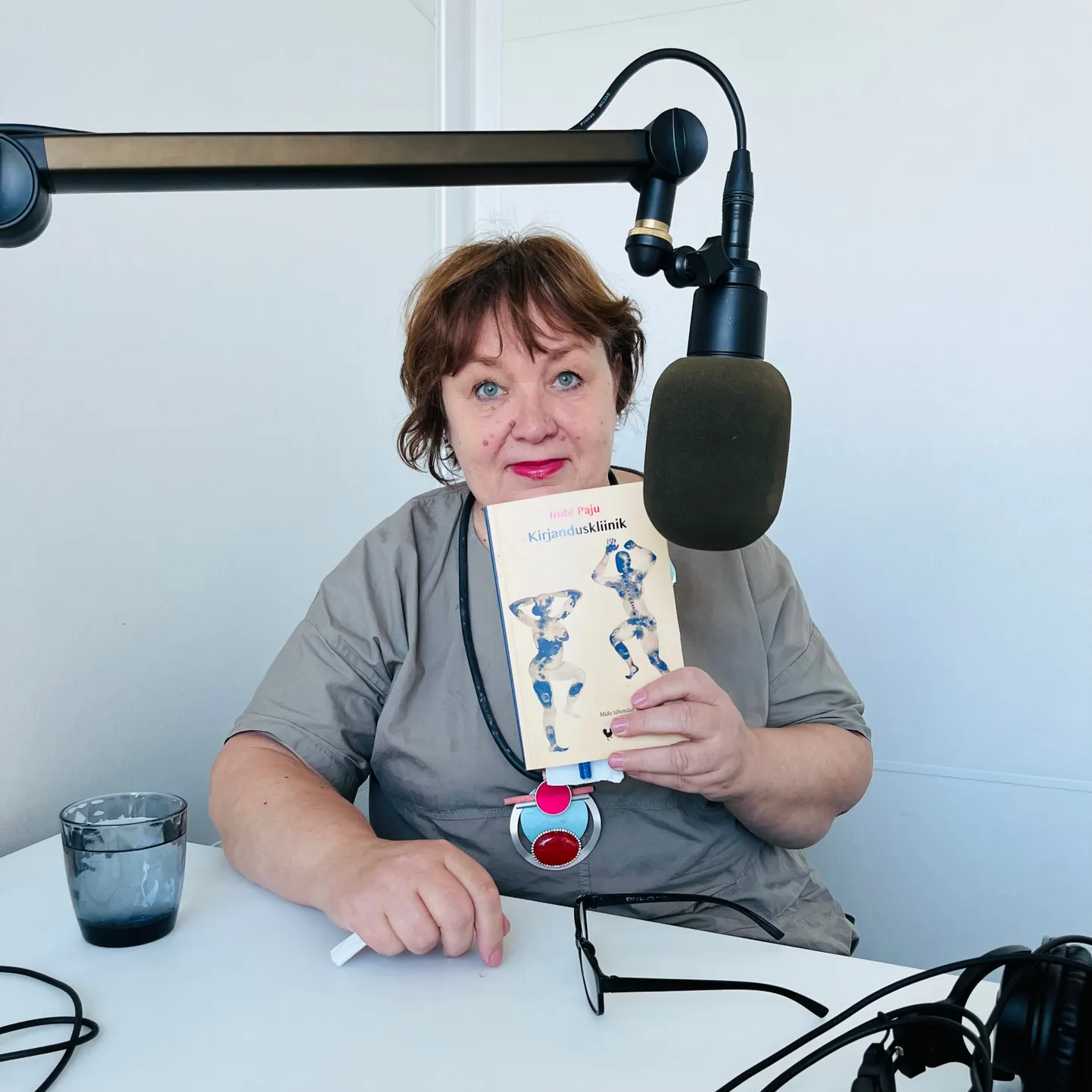Imbi Paju loob oma «Kirjanduskliinikus» ruume, kus empaatilises, kaastundlikus ja emotsionaalse intellektuaalsuse õhustikus tegeleda meie isiklike ja kollektiivsete haavadega