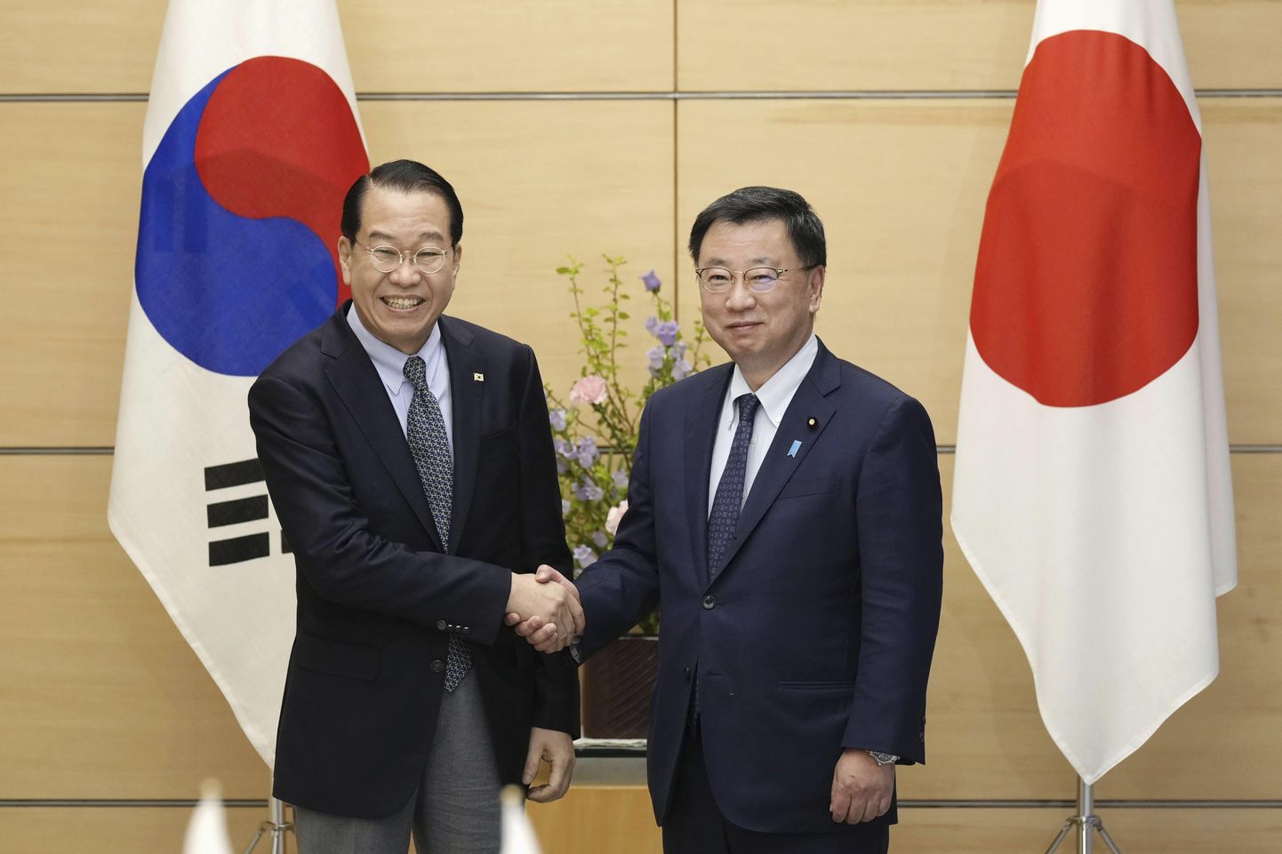 Lõuna-Korea minister Kwon Youngse ja tema Jaapani kolleeg Hirokazu Matsuno.