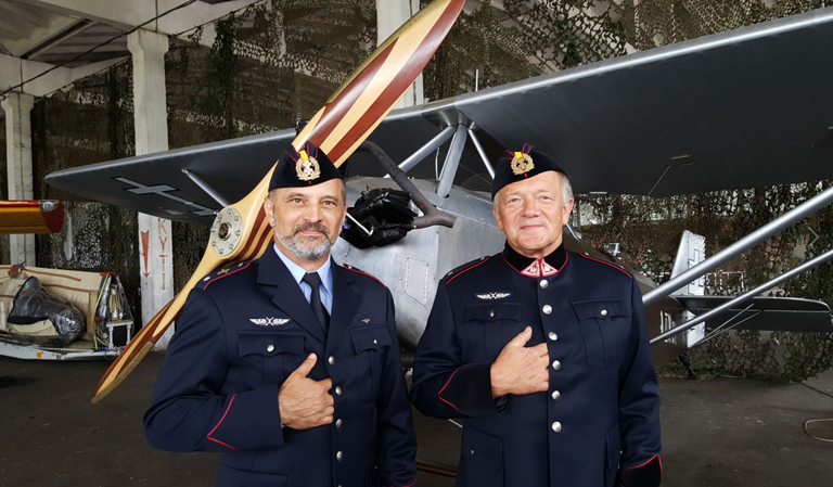 Leģendārā lidmašīna ANBO II, kuru atjaunoja abi entuziasti - Arvīds Šabrinsks (no kreisās) un Rolands Kalinausks.