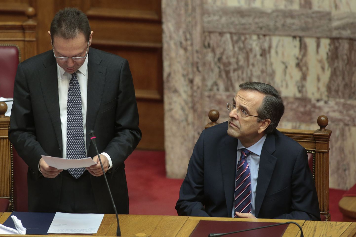 Kreeka peaminister Antonis Samaras (paremal)parlamendis rahandusminister Yannis Stournarast kuulamas.