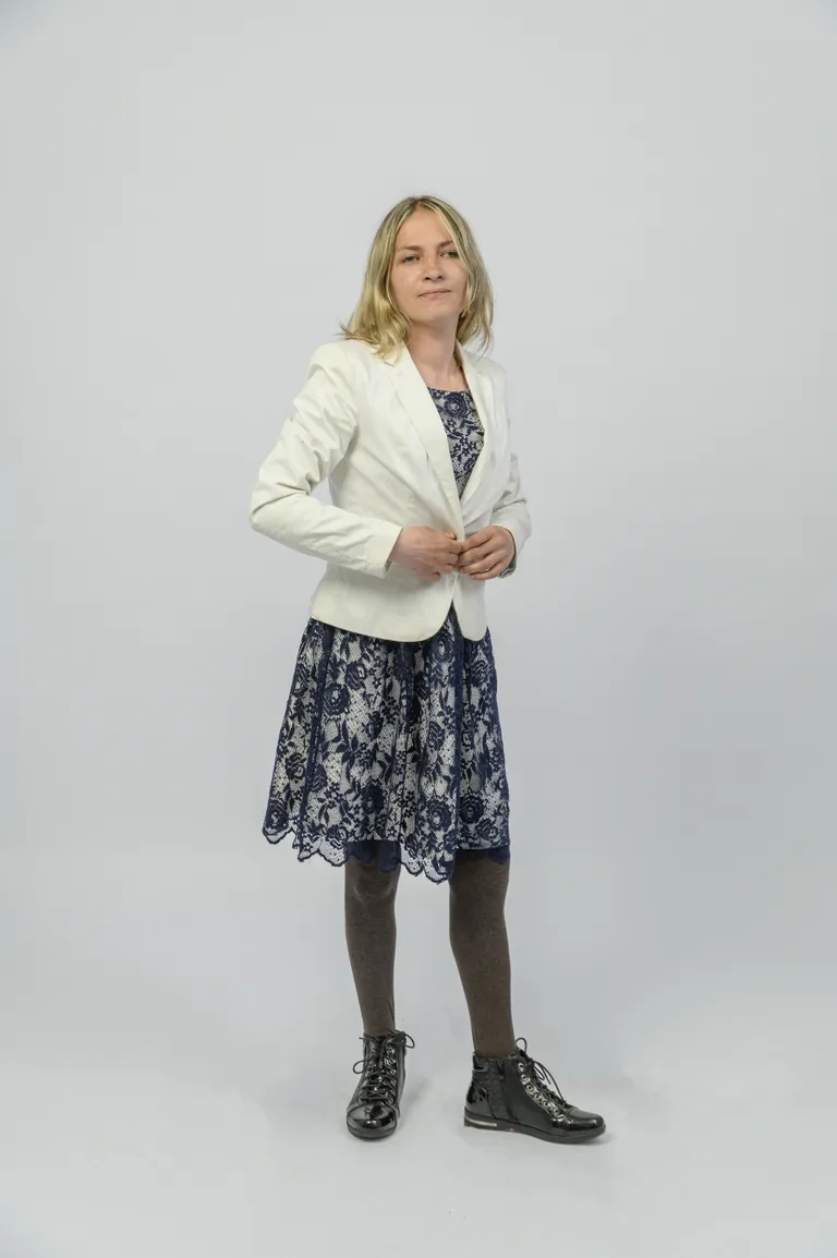"Caur ērkšķiem uz..." dalībniece Elīna