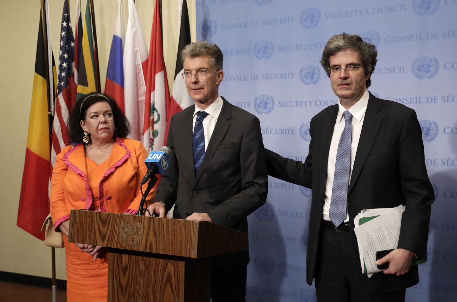 Briti suursaadik ÜRO-s Karen Pierce (vasakul), Saksa suursaadik Christoph Heusgen ja Prantsuse suursaadik François Delattre esmaspäeval New Yorgis ÜRO peakorteris pärast Julgeolekunõukogu suletud uste taga peetud kohtumist USA ja Iraani vastasseisu teemal.