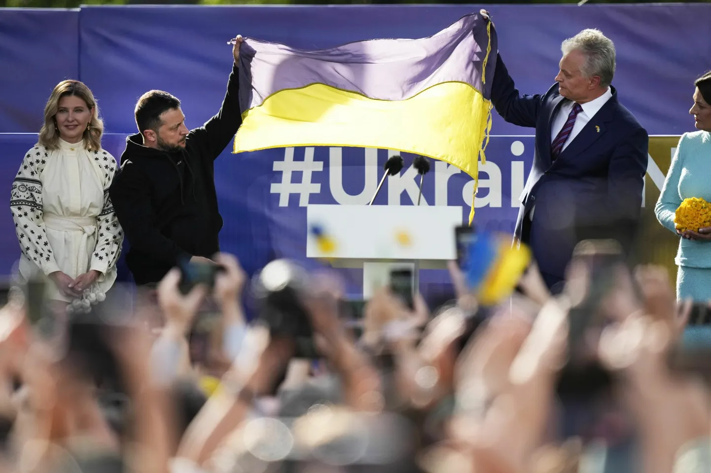 Ukraina president Volodomõr Zelenskõi ja Leedu president Gitanas Nausėda eile Vilniuses Ukraina lipuga. Nendega astusid lavale ka kahe riigi esileedid Olena Zelenska ja Diana Nepaitė. 