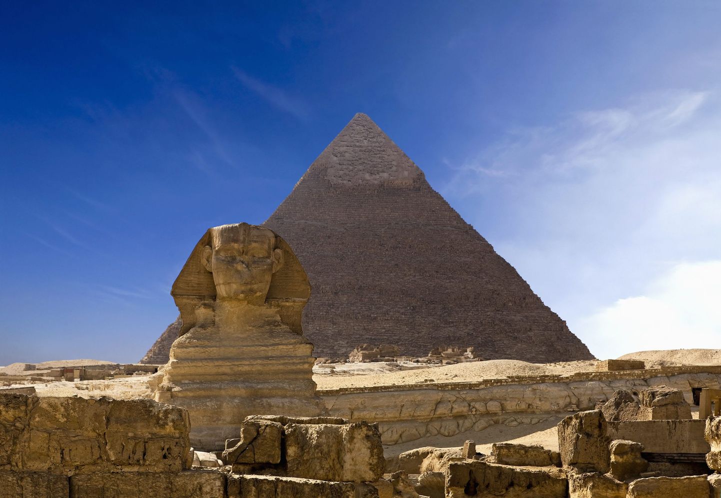 Sfinks ja püramiid Egiptuses Giza platool