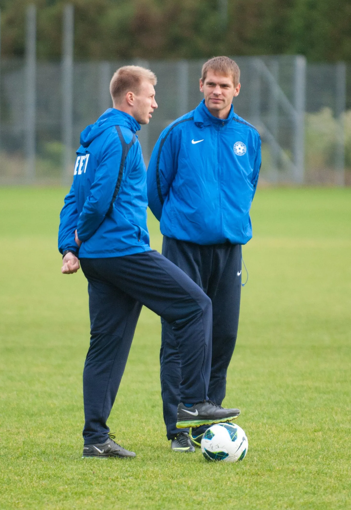 Eesti jalgpallikoondise treening Lilleküla staadioni harjutusväljakul. Ragnar Klavan (vasakul) ja Jarmo Ahjupera.